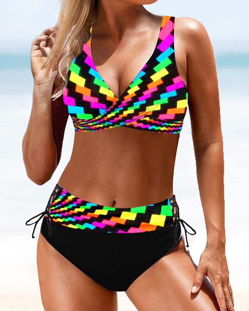 Eva - Bikini Coloré et Enjoué