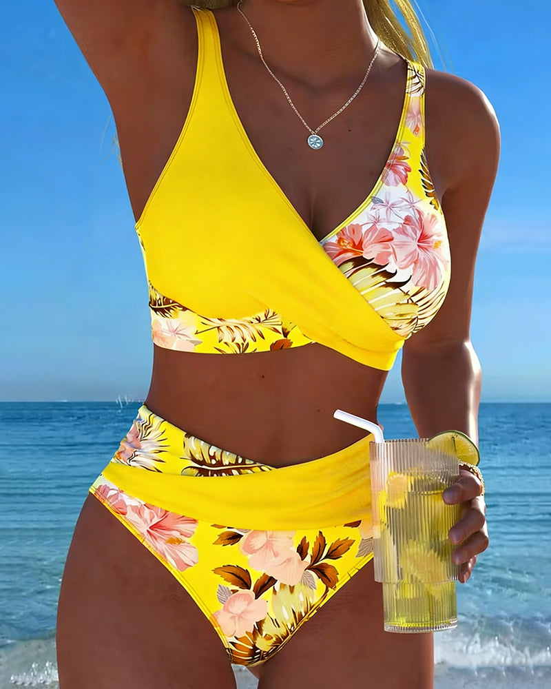 Bikini à motifs floraux contrastés avec fente