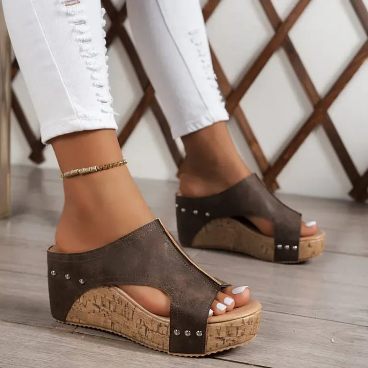 Sandales à talons compensés confortables et élégantes en cuir noir
