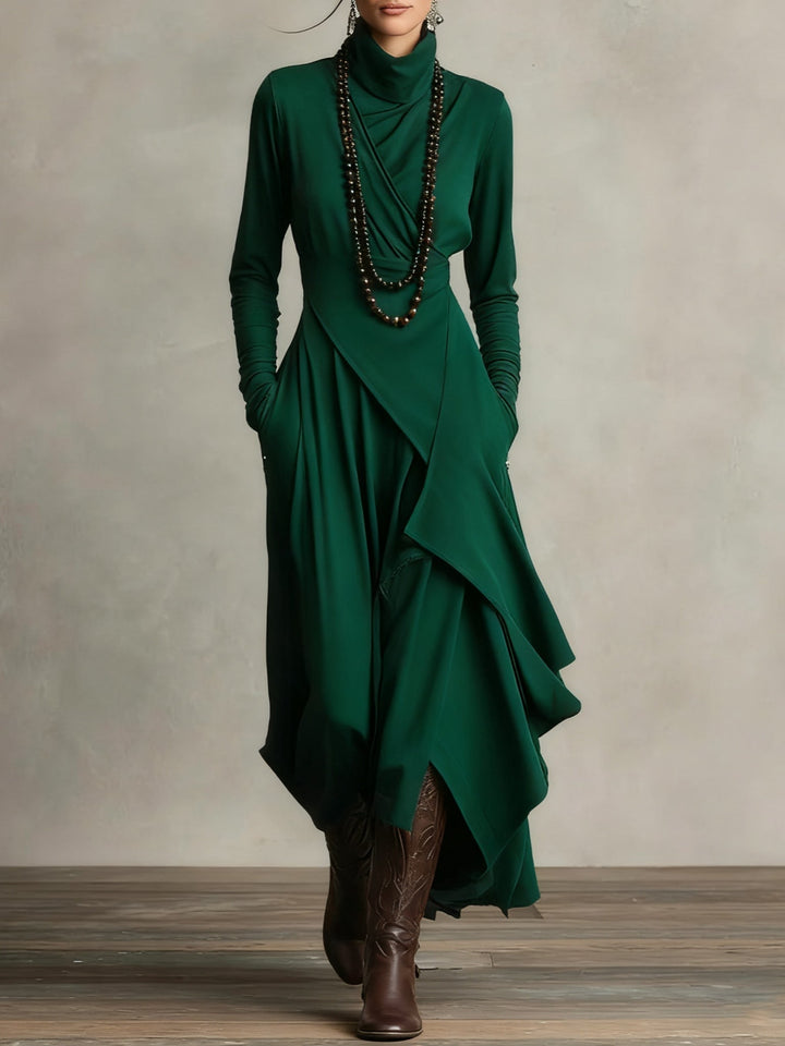 Longue robe élégante à col roulé et drapés