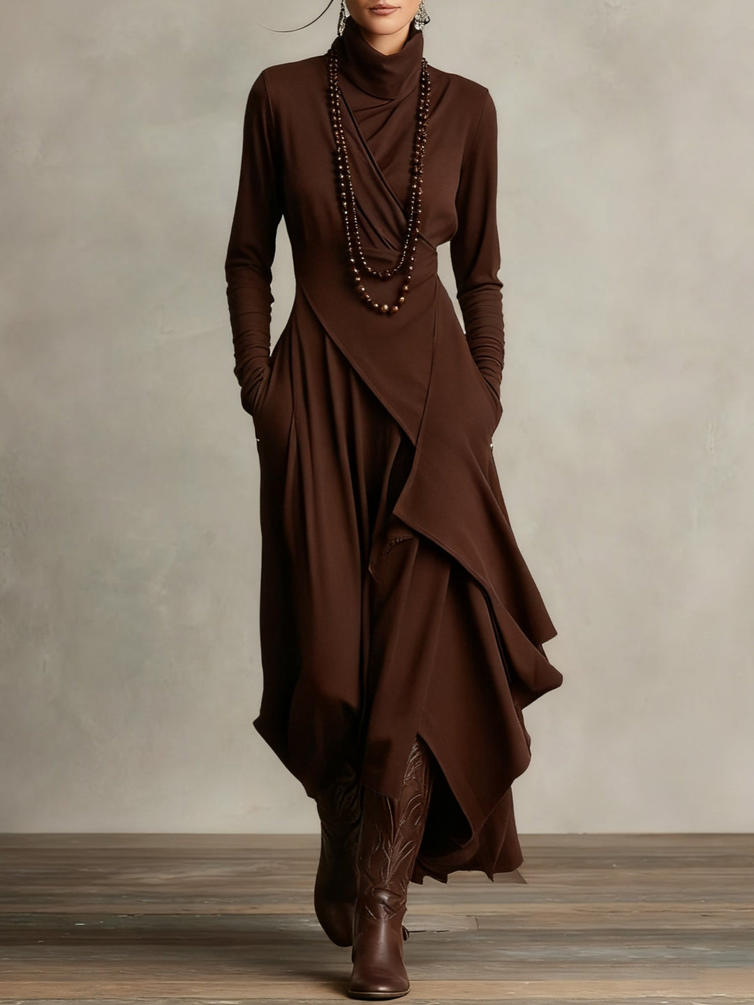 Longue robe élégante à col roulé et drapés