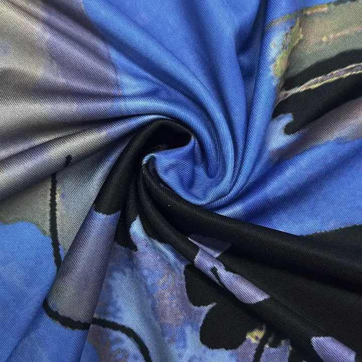 Robe midi imprimée avec veste légère assortie